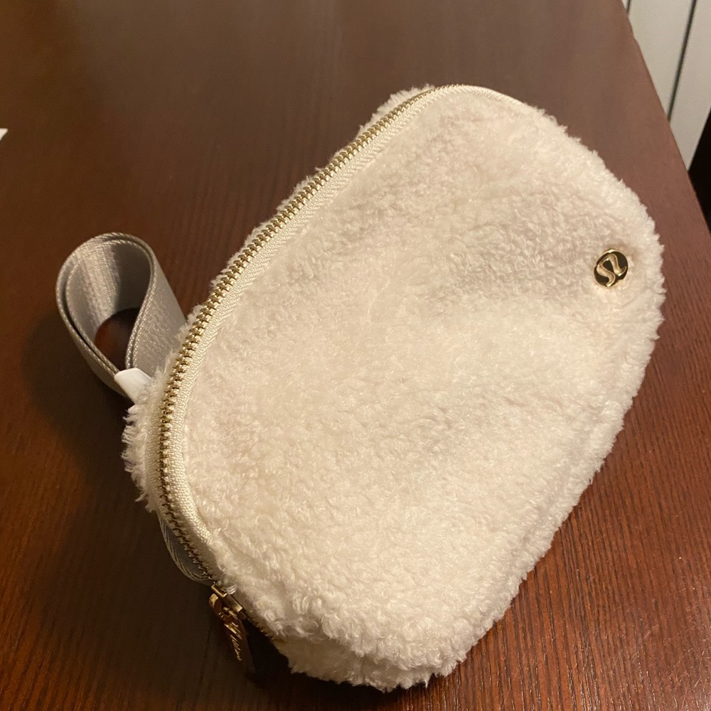Everywhere belt bag white fleece